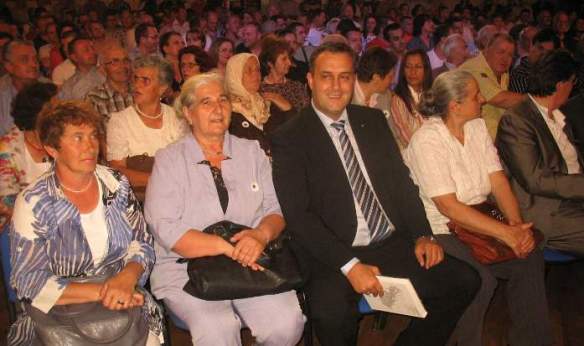 Bereichert sich an den Lügen über Srebrenica. Munira Subašić, Präsidentin der Vereinigung Mütter Srebrenicas ( zweite von links auf dem Foto)