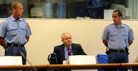 Slobodan Miloševic: hatte offensichtlich nichts zu verbergen und lieferte Drazen Erdemović nach Den Haag aus