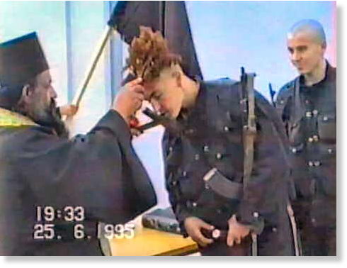 In einer Szene des Videos ist als Datum der 25.06.1995 angegeben. Was soll die Szene demnach mit dem Fall Srebrenicas zu tun haben?