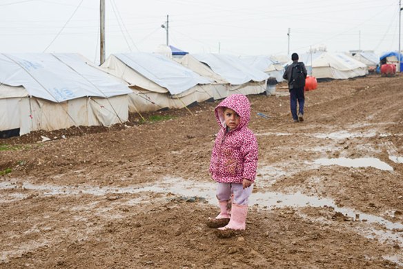Bildquelle: Human Rights Watch Yezidisches Mädchen nach heftigem Regen im Arbat Camp für Vertriebene