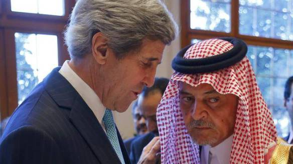 Bildquelle: AP Der saudische Außenminister Prinz Saud al-Faisal, beim "mauscheln" mit dem US Außenminister John Kerry