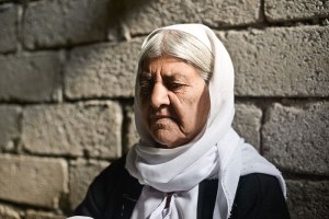 Bildquelle: Human Rights Watch Khouaf weit über 60 Jahre alt, war eine der 200 Frauen die nach fünf Monaten Gefangenschaft der ISIS frei kam