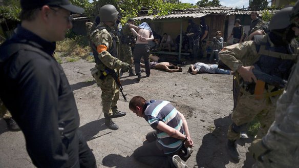 Bildquelle: REUTERS/Osman   Karimov Eine »Asow«-Einheit terrorisiert am 13. Juni 2014 die Bevölkerung in der ostukrainischen Stadt Mariupol