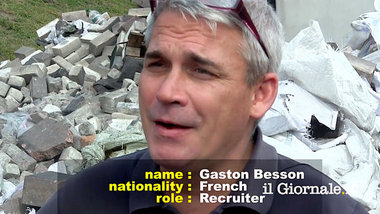 Bildquelle: Junge Welt Das Arschloch auf dem Bild, der wie ein Happy Lappy aussieht, ist der Franzose Gaston Besson, er mordete schon in Birma, Surinam, Laos, Kambodscha, Bosnien und ist nun in der Ukraine am Werk