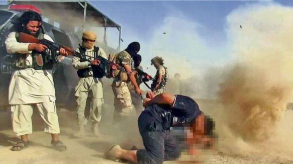Bildquelle bild.de ISIS-Kämpfer exekutieren angeblich irakische Soldaten per Kopfschuss. Seltsam ist nur, dass niemand militärische Uniform trägt, sondern zivile Kleidung?? 