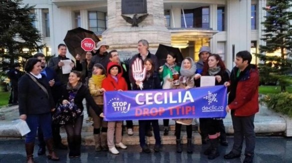 Anlässlich des Besuches von EU-Kommissarin Cecilia Malmström dichteten De-click-Aktive den Song „Cecilia“ von Simon und Garfunkel um: „Cecilia – we’re out on the streets, we’re asking you now: Drop TTIP!“ Die Aktion erhielt viel Aufmerksamkeit in den Medien.