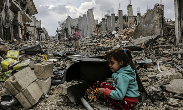 Kurdisch Syrische Mädchen in Kobane in einem zerbombten Trümmerfeld