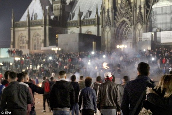 Bildquelle: EPA Massen von Menschen versammelten sich außerhalb des Kölner Hauptbahnhofs in Köln, am 31. Dezember, wobei mehr als 120 Frauen am Silvesterabend angegriffen wurden.