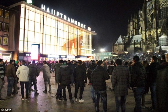 Bildquelle: AFP Massen von Menschen versammelten sich vor dem Hauptbahnhof in Köln, , am Silvesterabend