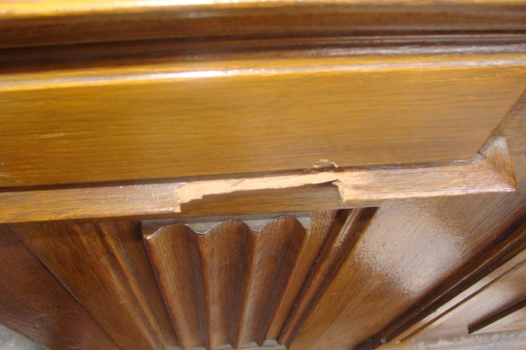 'Die beschädigte Eingangstüre von Dorins Haus'