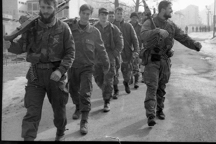 Kämpfer der 28. Division der bosnisch-muslimischen Armee aus Srebrenica. Rechts im Bild: Naser Orić